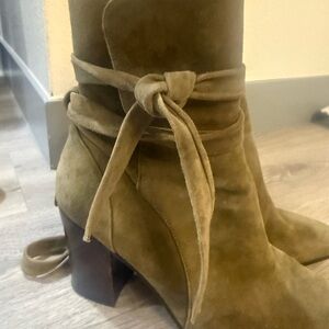 Banana Republic olive green Suede Women's Boots size 9 lace up